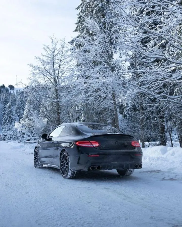 Mercedes-AMG C43 Stage 1 vue de l'arrière sur une route enneigée
