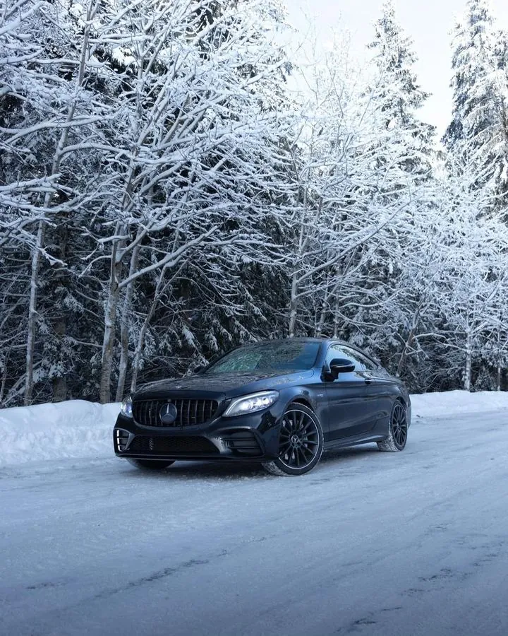 Mercedes-AMG C43 Stage 1 vue de face sur une route enneigée