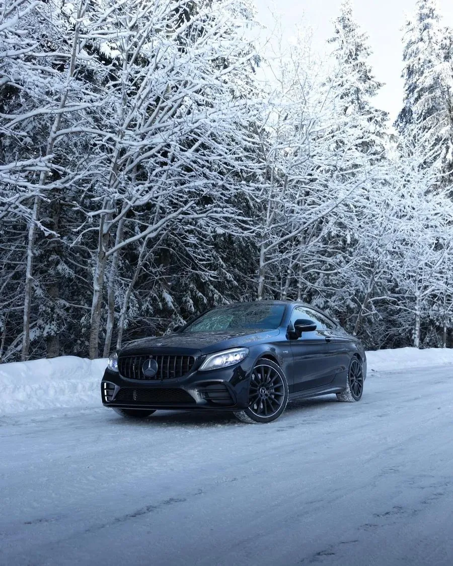 Mercedes-AMG C43 Stage 1 noire sur une route enneigée
