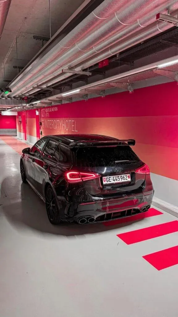 Mercedes Classe A 200 vue de l'arrière, feux allumés