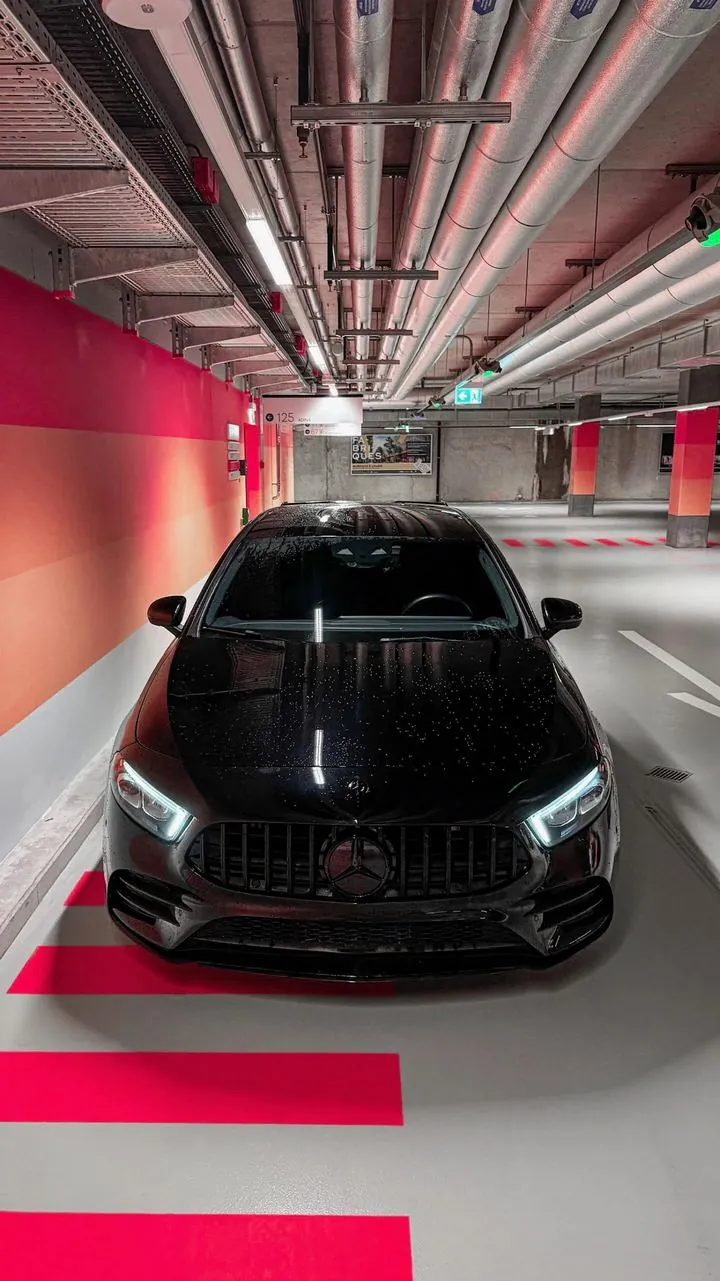 Mercedes Classe A 200 vue de face dans un parking
