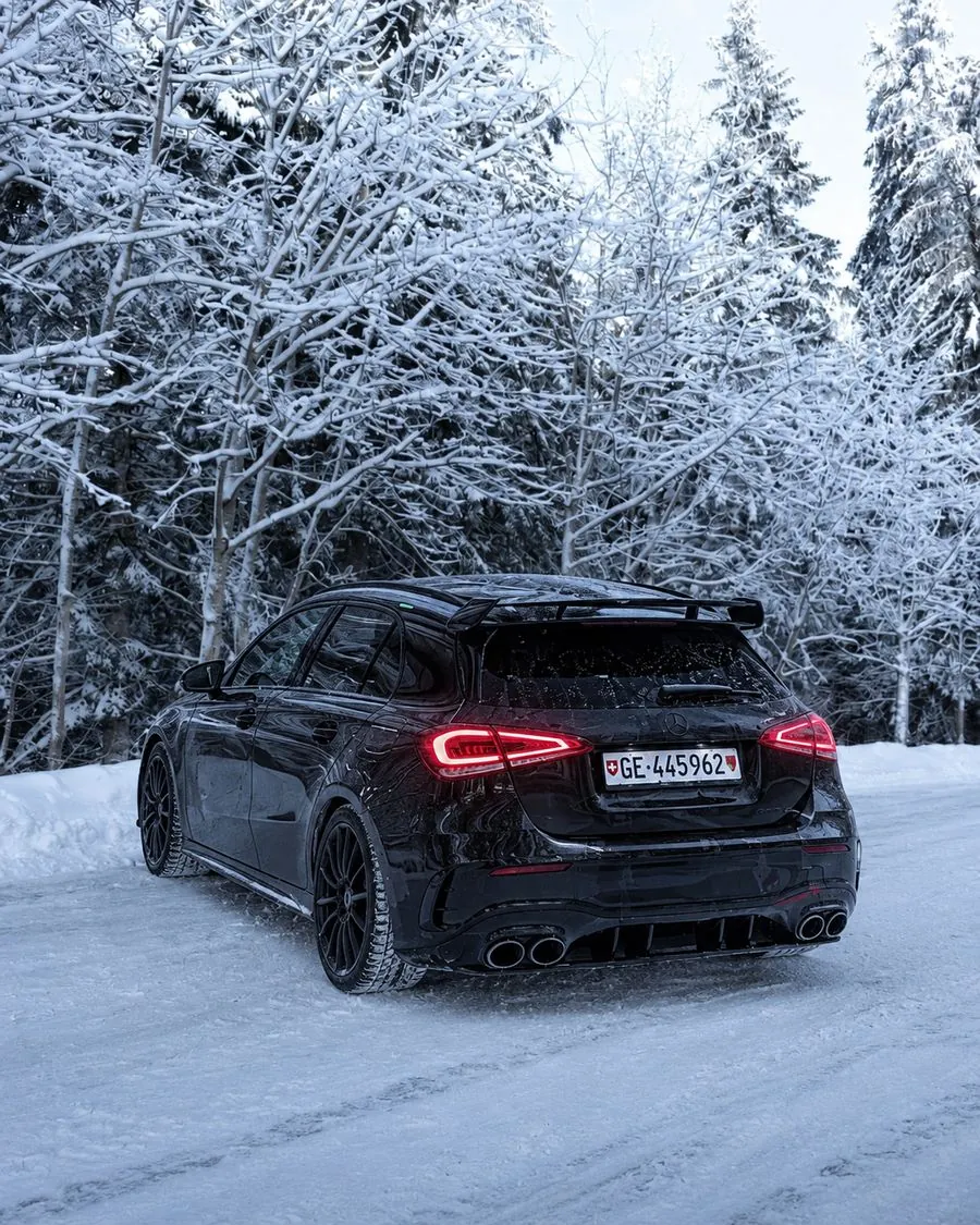 Mercedes Classe A 200 noire vue de l'arrière sur une route enneigée